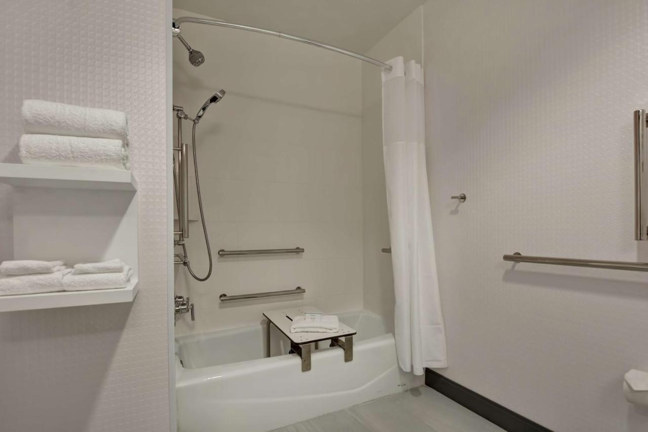 King Room with Accessible Tub - Mobility Access
