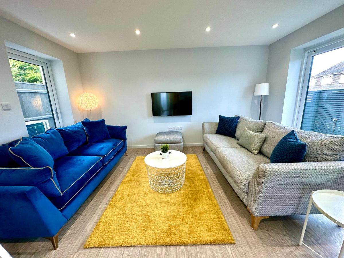 Brand New 4 Bedroom House -Sleeps 9 - Free Parking - Great Location - Fast WiFi - Smart TV - Close to Poole & Bournemouth & Sandbanks - Chambres d'hôtes Poole