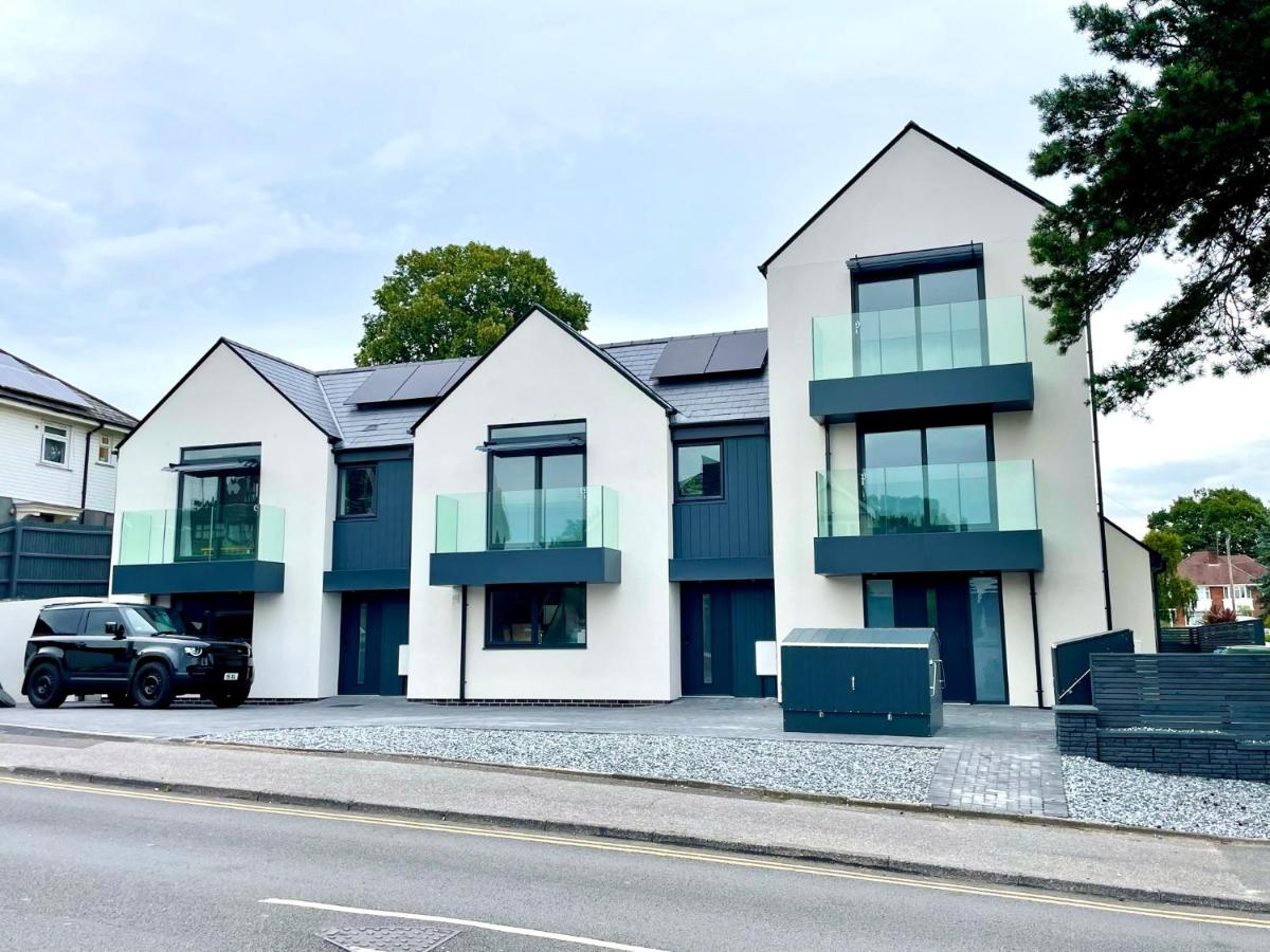 Stunning Brand New House - Sleeps 6 - Free Parking - Great Location - Fast WiFi - Smart TV - Close to Poole & Bournemouth & Sandbanks - B&B