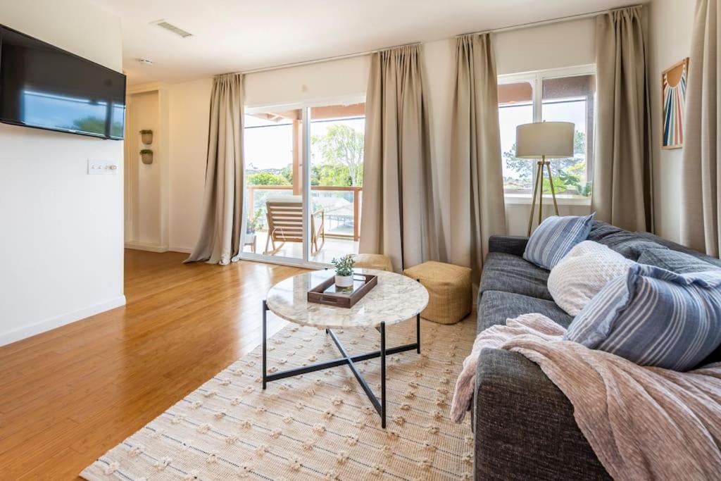 Stylish Guest House with Ocean & City Views - B&B