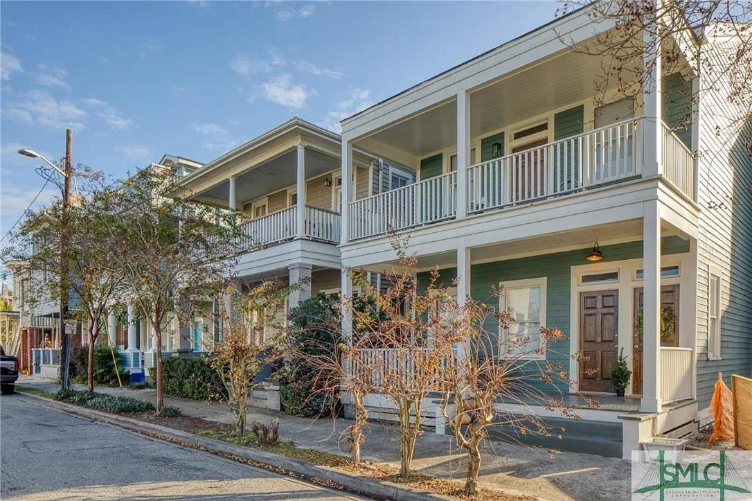 New! Stylish 1900s Renovated Duplex Apartment Building Near Forsyth & River St - B&B