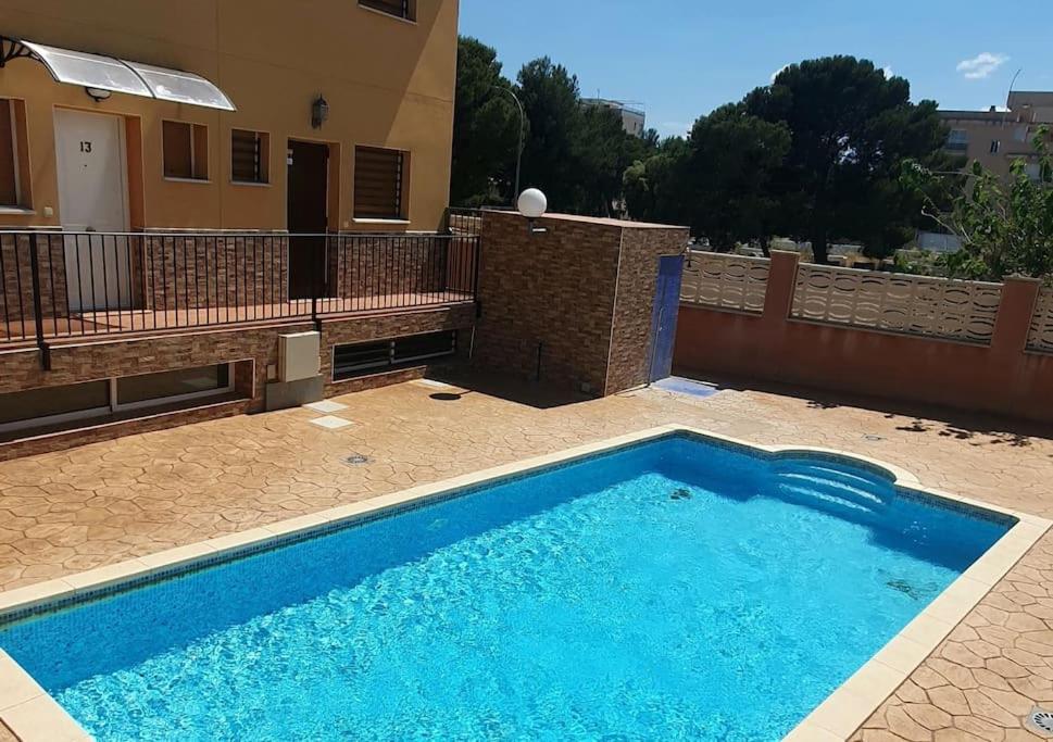Bonita casa con piscina comunitaria a 100 metros del mar - Ferienwohnung Miami Platja
