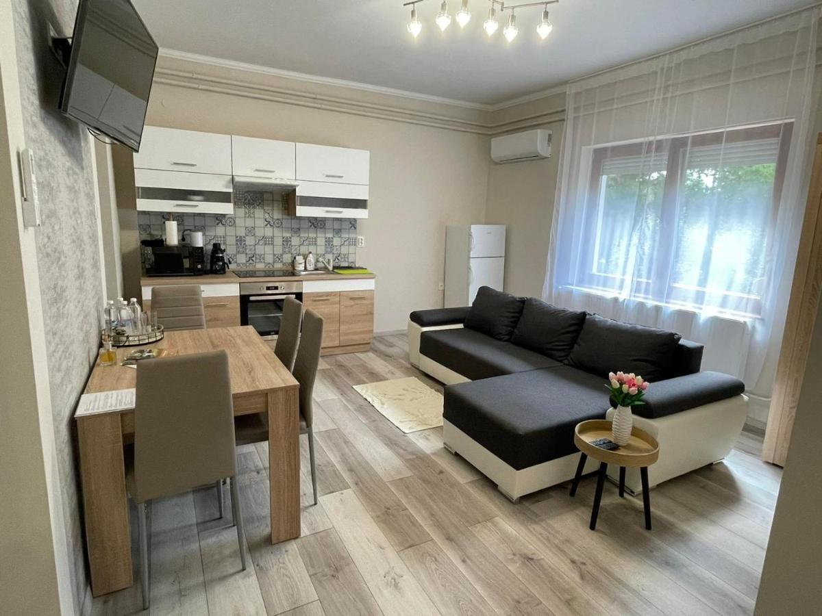 Tulipán Apartman - B&B