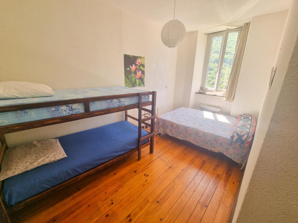 Single Bed in Mixed Dormitory Room