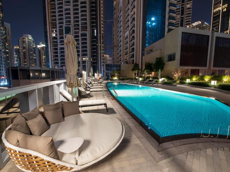 Luxury 3BR with Burj Khalifa Views, Pool, Gym, and Free Parking - B&B Dubai