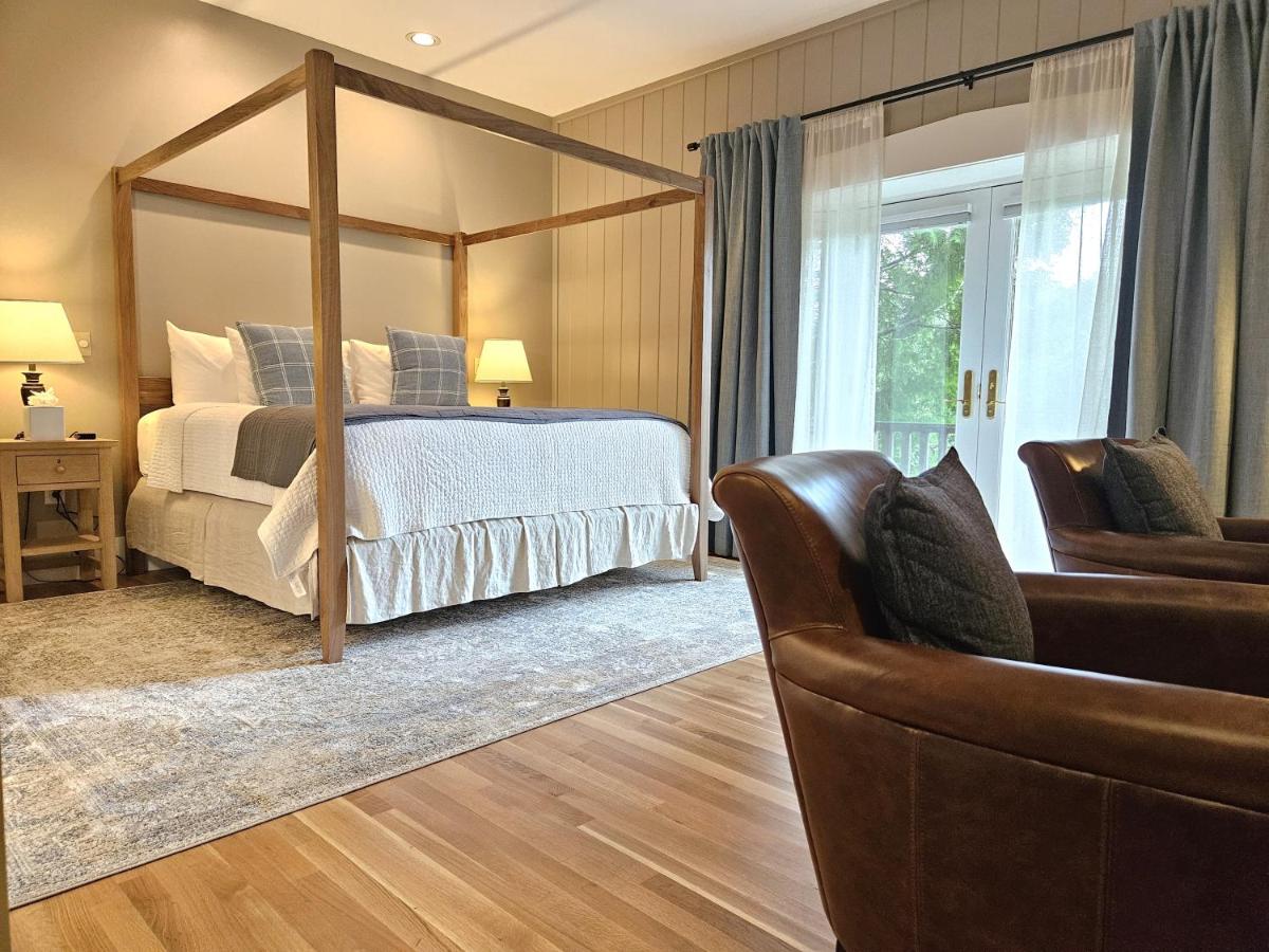 Habitación con cama extragrande y vistas a la montaña