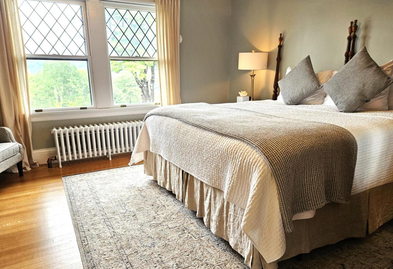 Habitación con cama extragrande y vistas al lago