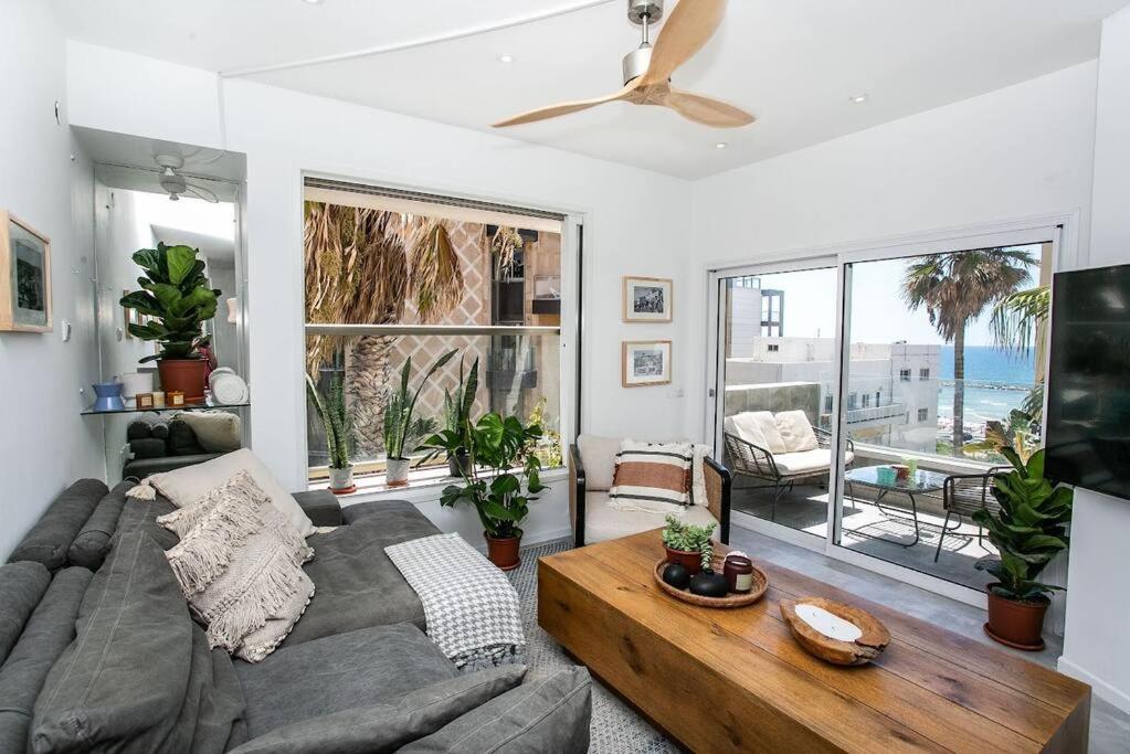 Prime Location 2BR Beach Flat - Bed and Breakfast Tel Aviv