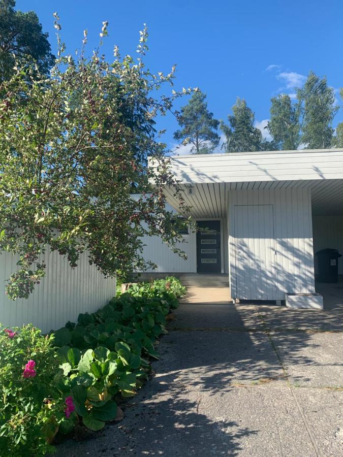 Villa Mänty 200 m2 Arkkitehdin suunnittelema kaupunkikoti rauhallinen sijainti Sauna autokatos - B&B Seinäjoki