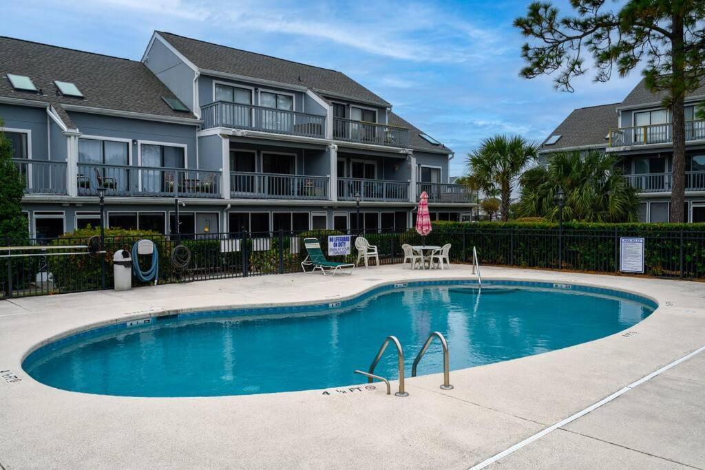 B&B Myrtle Beach - Poolside Condo in Surfside Beach - Bed and Breakfast Myrtle Beach