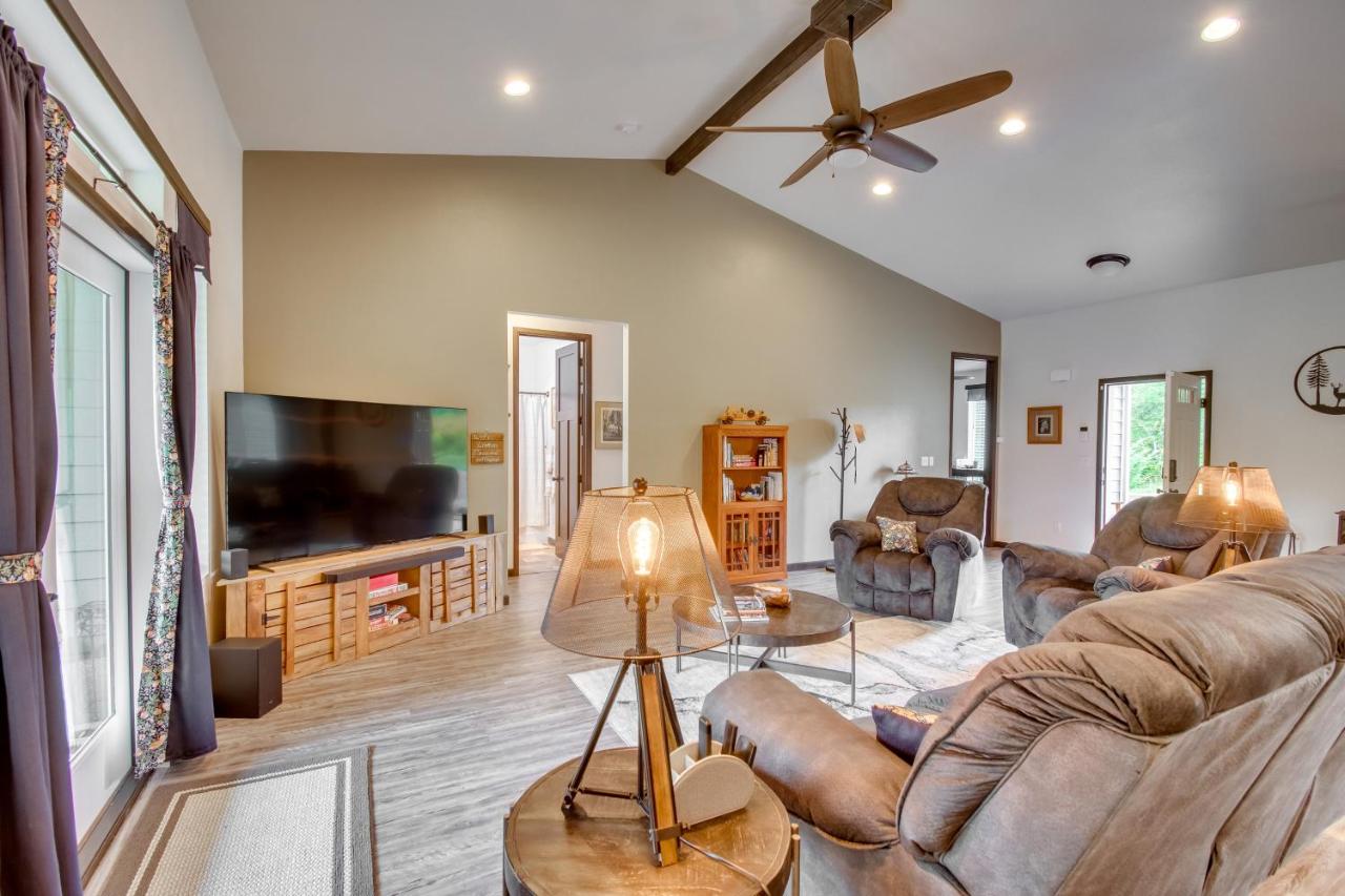 Peaceful Shelton Home with Spacious Yard and Fire Pit! - B&B