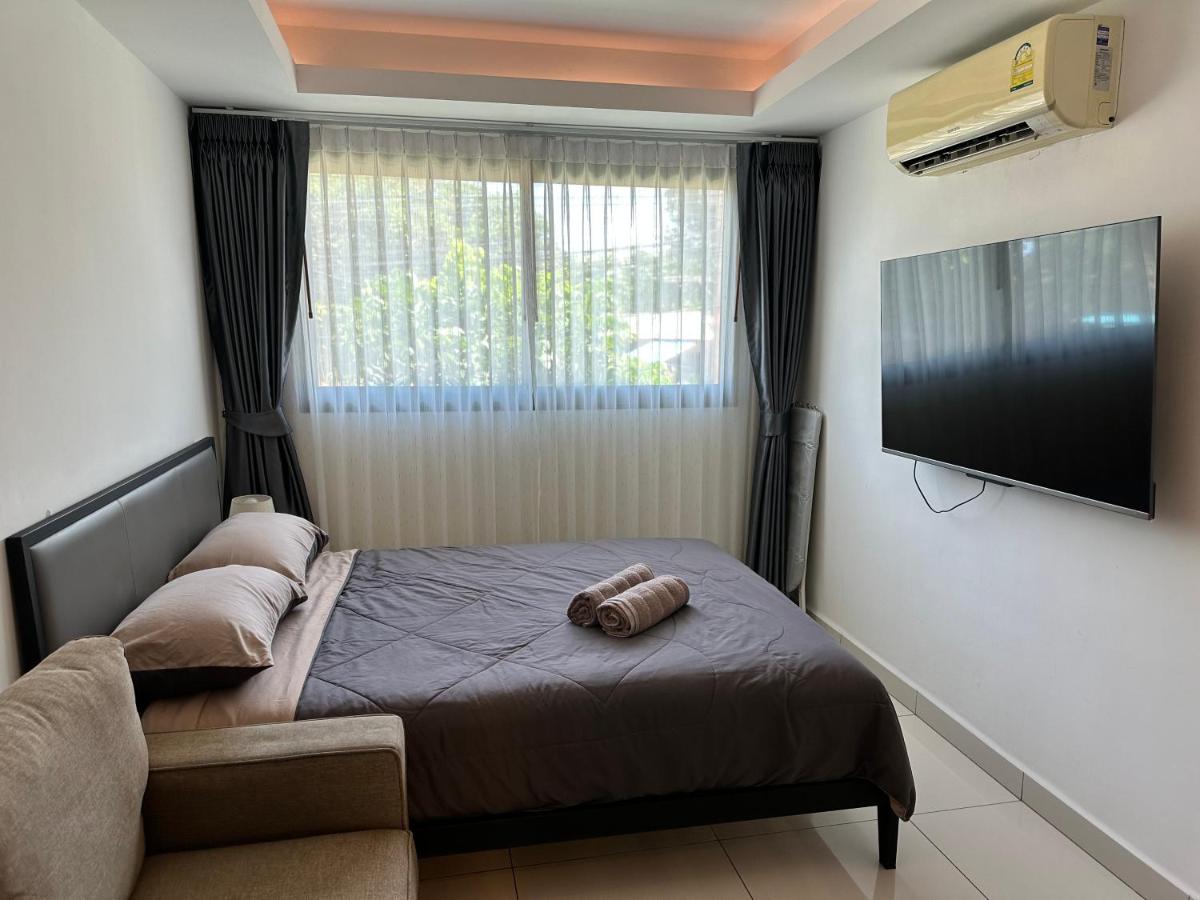 One-Bedroom Apartment with Balcony