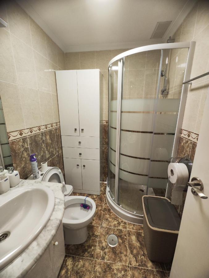 Calle Pedro Lorca Spacious Studio near Del Cura Beach , seafront with many reastoraunts, supermarket Masymas and pharmacy 24h - B&B Torrevieja