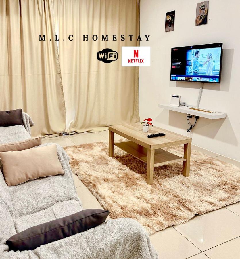 B&B Ipoh - 3 Bedrooms 2 Bathrooms Ipoh Waterpark Comfy Home - Pool & Mountain View - Bed and Breakfast Ipoh