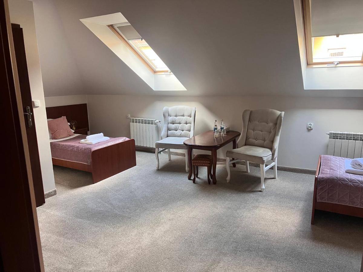 Tweepersoonskamer met 2 Aparte Bedden en Badkamer