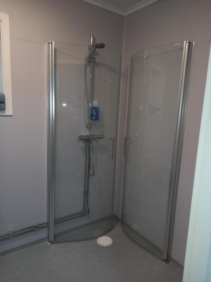 Tweepersoonskamer met 2 Aparte Bedden en Eigen Badkamer