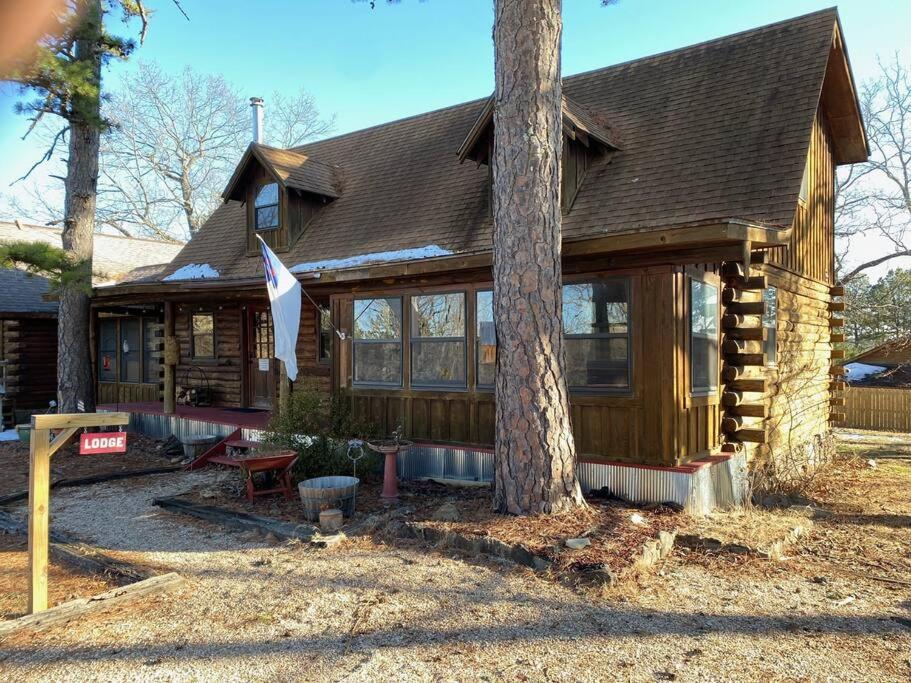 B&B Eureka Springs - 3 Bedroom log cabin with hot tub at Bear Mountain - Bed and Breakfast Eureka Springs