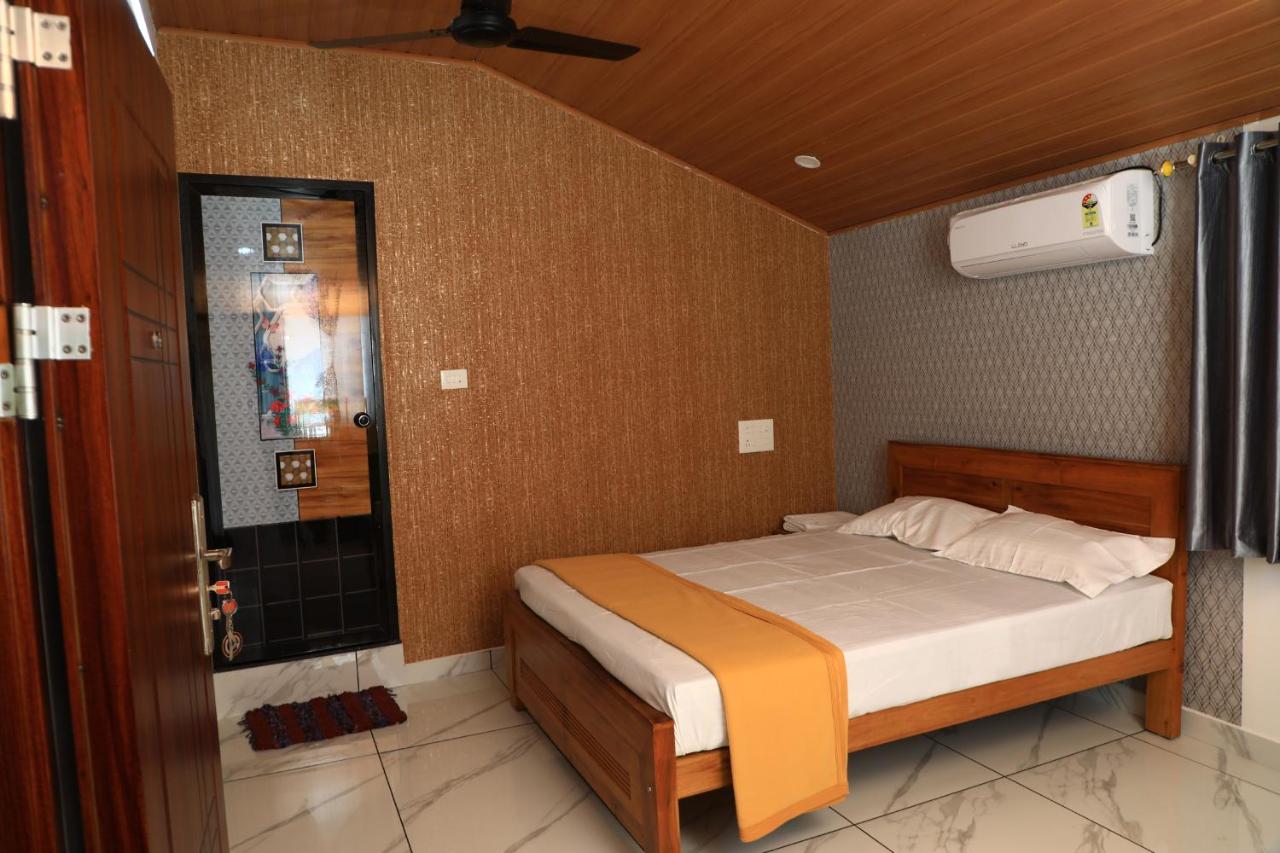 Deluxe Double Room (2 Adults + 1 Child)