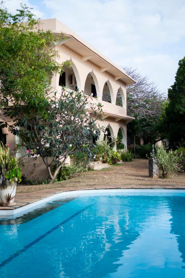 Maweni House - Beachfront, Pool, AC & Cook - B&B