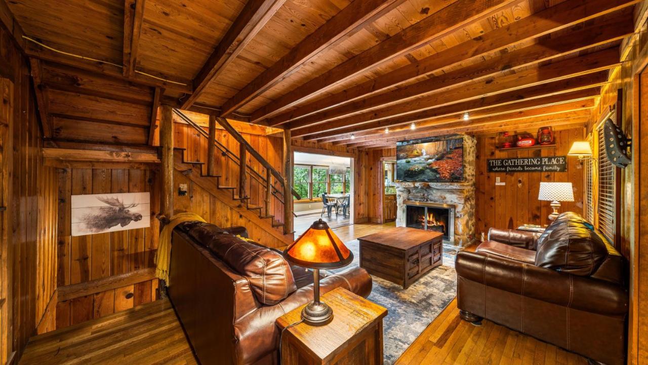 Whiskey Ridge Lodge, A Restored 1940s Gem, 2 Mins from Downtown, Breathtaking City Views, Custom Game Room, and Spacious Elegance - Chambres d’hôtes Gatlinburg
