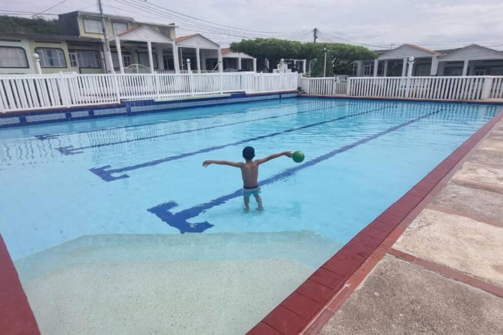 Hermosa y cómoda casa en conjunto con piscina en Girardot - Chambres d'hôtes Girardot City
