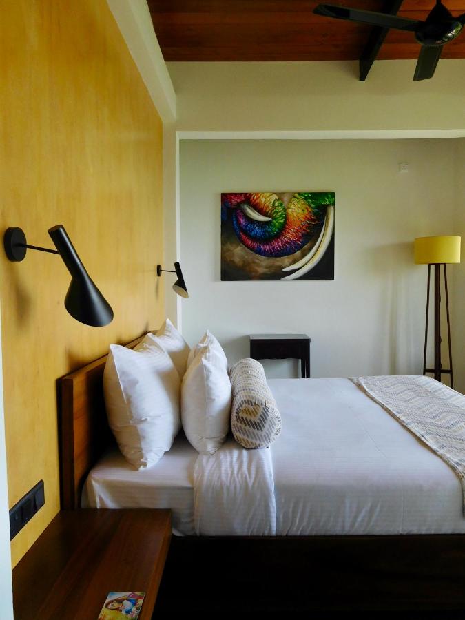 Habitación con cama extragrande y vistas a la montaña