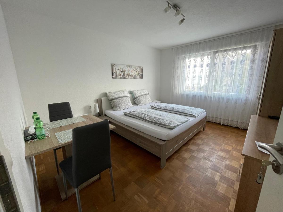 Großes Doppel-/Zweibettzimmer