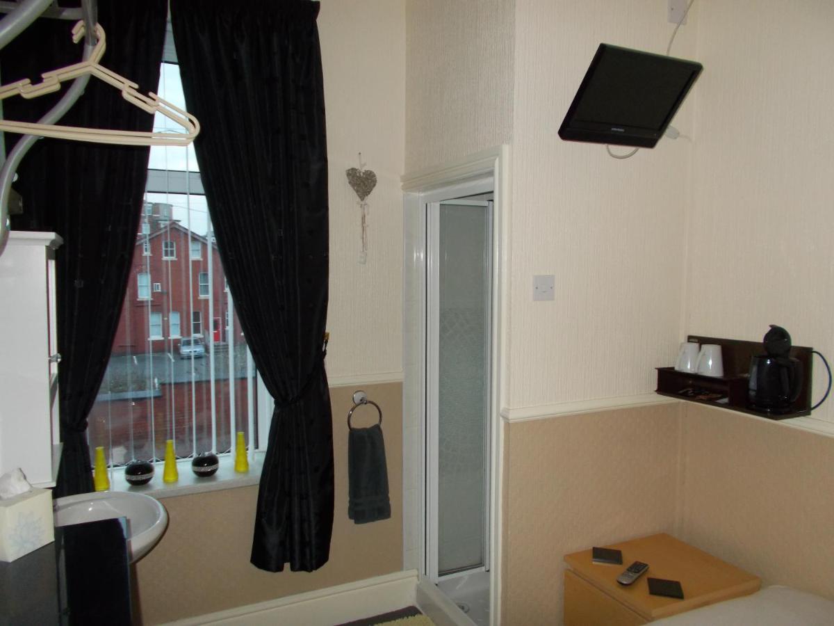 Small Double Room with Part Ensuite