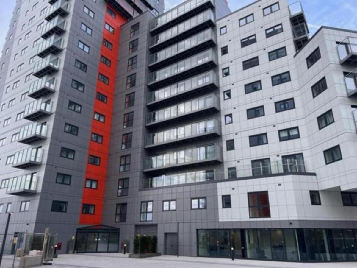 Skyvillion - London River Thames Top Floor Apartments by Woolwich Ferry, Mins to London ExCel, O2 Arena , London City Airport with Parking - B&B Londra