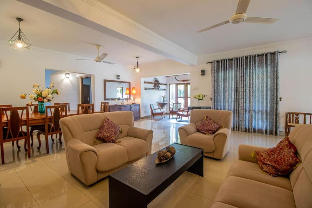 B&B Ratmalana - Spacious 4BR 4BA Family Villa wt Balcony & Lavish Garden - Bed and Breakfast Ratmalana