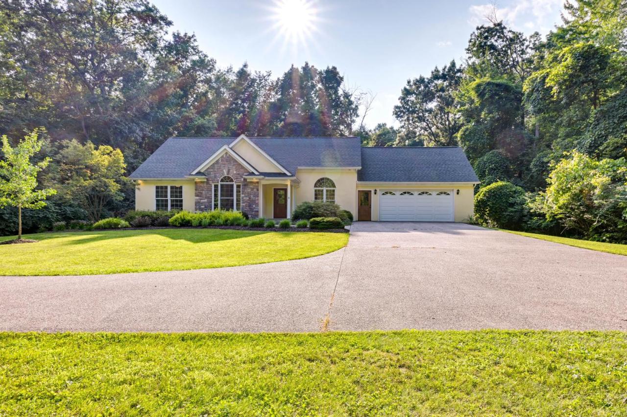 Charming Flushing Cottage with Deck and Spacious Yard! - Bed and Breakfast Flushing