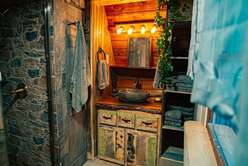 Enchanting River- Water Front A-Frame Cabin - Bed and Breakfast Yulan