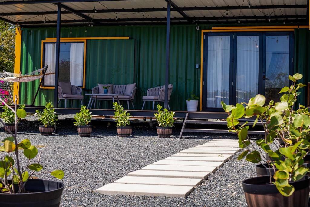 B&B Isabela - Container home- private hot tub + close to beach - Bed and Breakfast Isabela