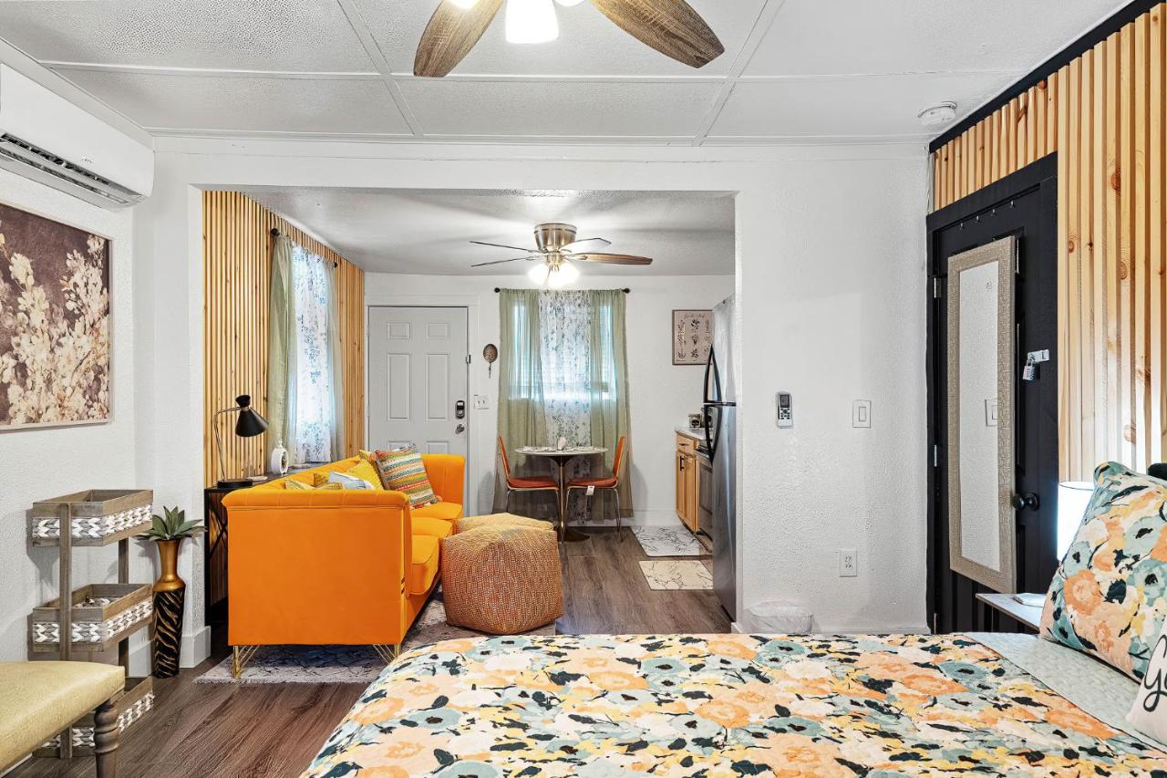 Orange Blossom Place-Walk to shops bars & food - Bed and Breakfast Tampa