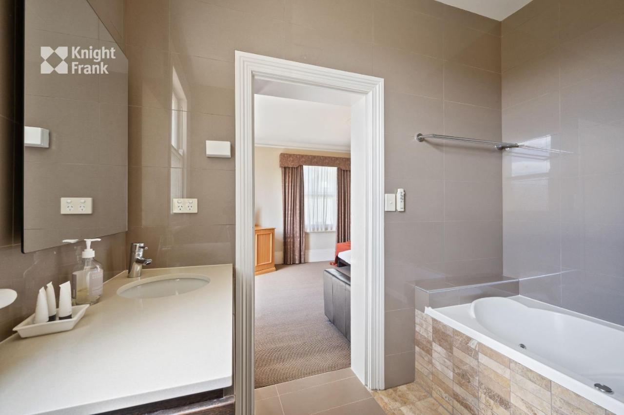 Queen Suite with Spa Bath - 4