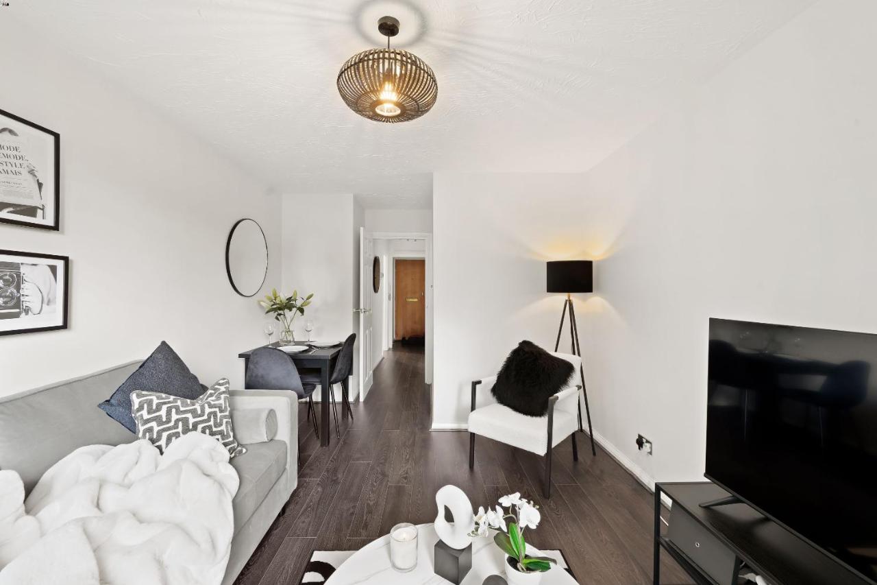 Luxury 1 bed flat South Woodford with parking - minutes walk to Central line Zone 4 - Chambres d'hôtes Londres