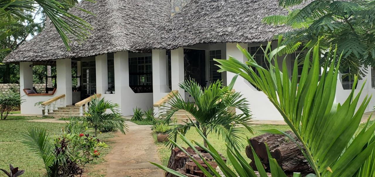 B&B Kilifi - Mangos Villas - Lucia - Bed and Breakfast Kilifi