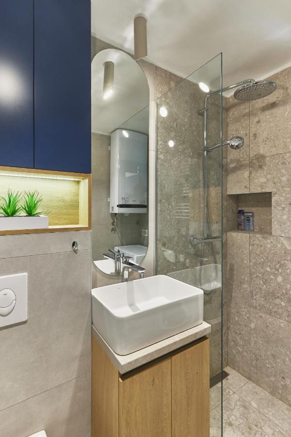 Modern Living Apts - Stylish city center studio - B&B Novi Sad