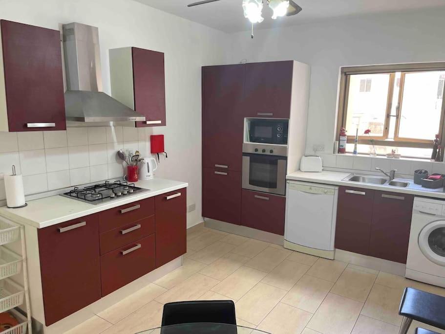 GZIRA / SLIEMA WIFI & AC ! Great Value & Location - Ferienwohnung