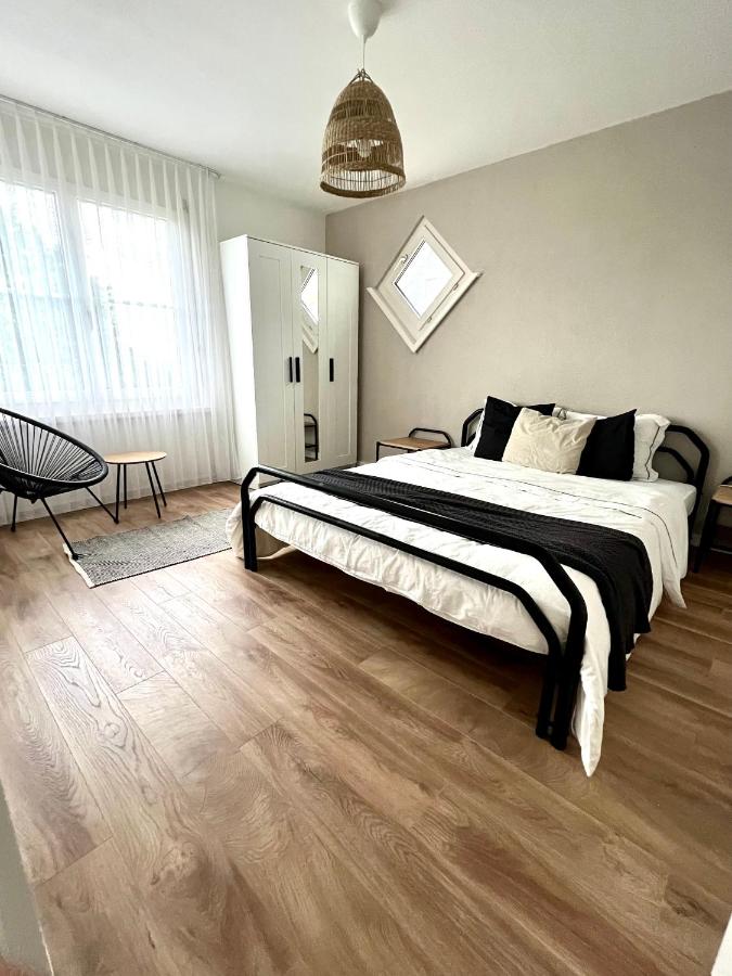 B&B Uzwil - Black&White Apartment - Bed and Breakfast Uzwil