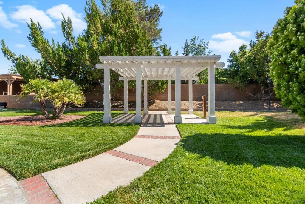 Stylish & Bright ~ Huge Backyard ~ King Beds ~ Pkg - B&B