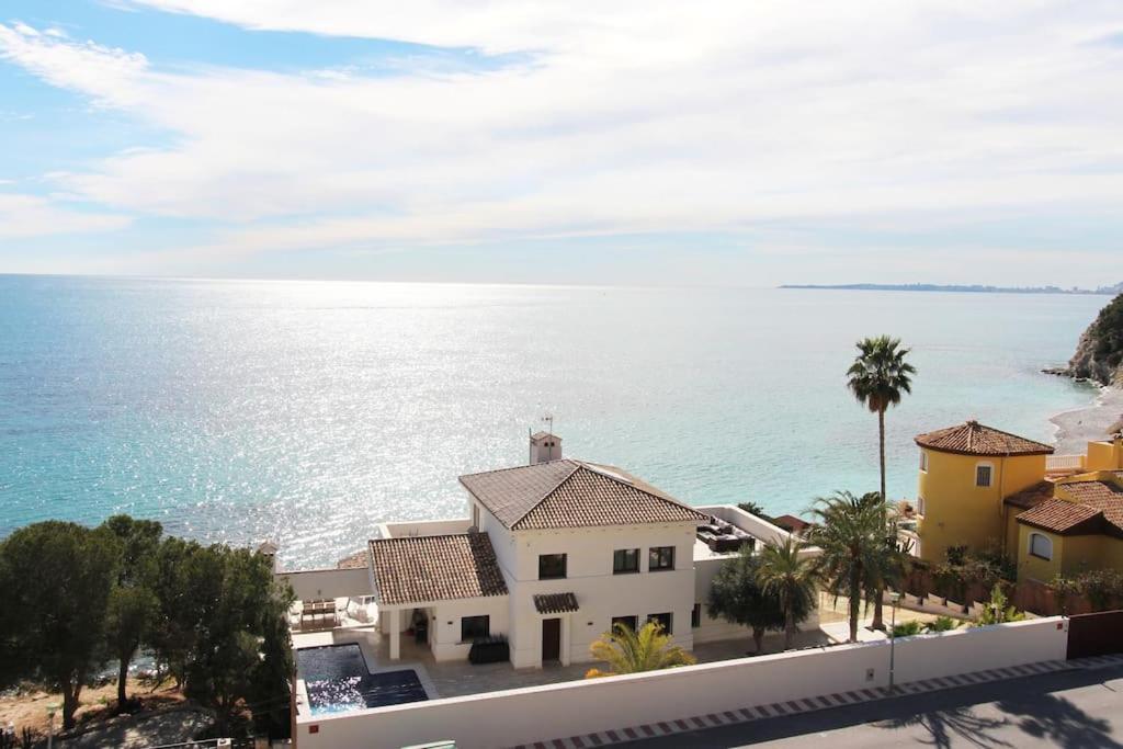 Villa Irene, Large First Line Villa wíth amazing sea- and coast views and large private swimming pool! - Chambres d'hôtes Alicante