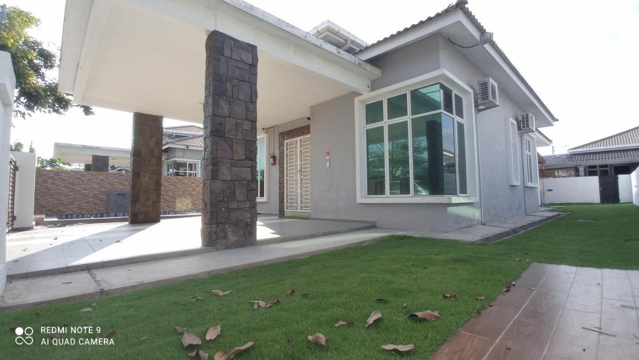 D'ZAHRA HOME - with 30ft private pool - Bed and Breakfast