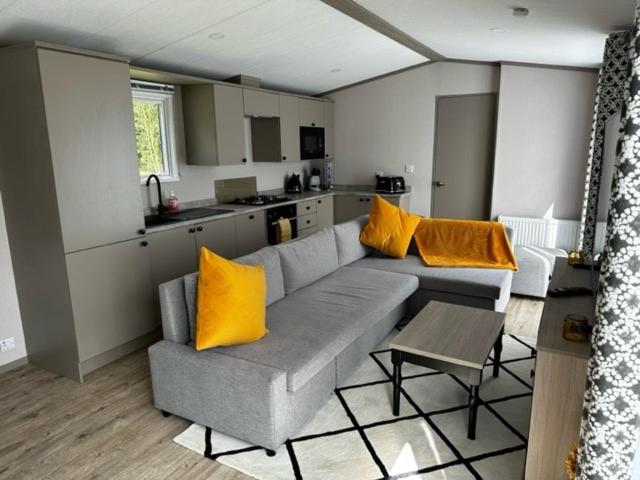 Fairway 6 Lilliardsedge Caravan Hire - B&B