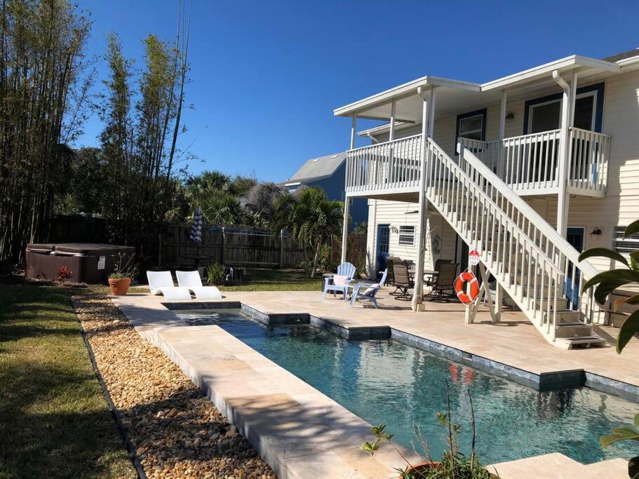 B&B Ormond Beach - Swansea-by-the-Sea -- Spacious home - heated pool, hot tub, walk to beach! - Bed and Breakfast Ormond Beach