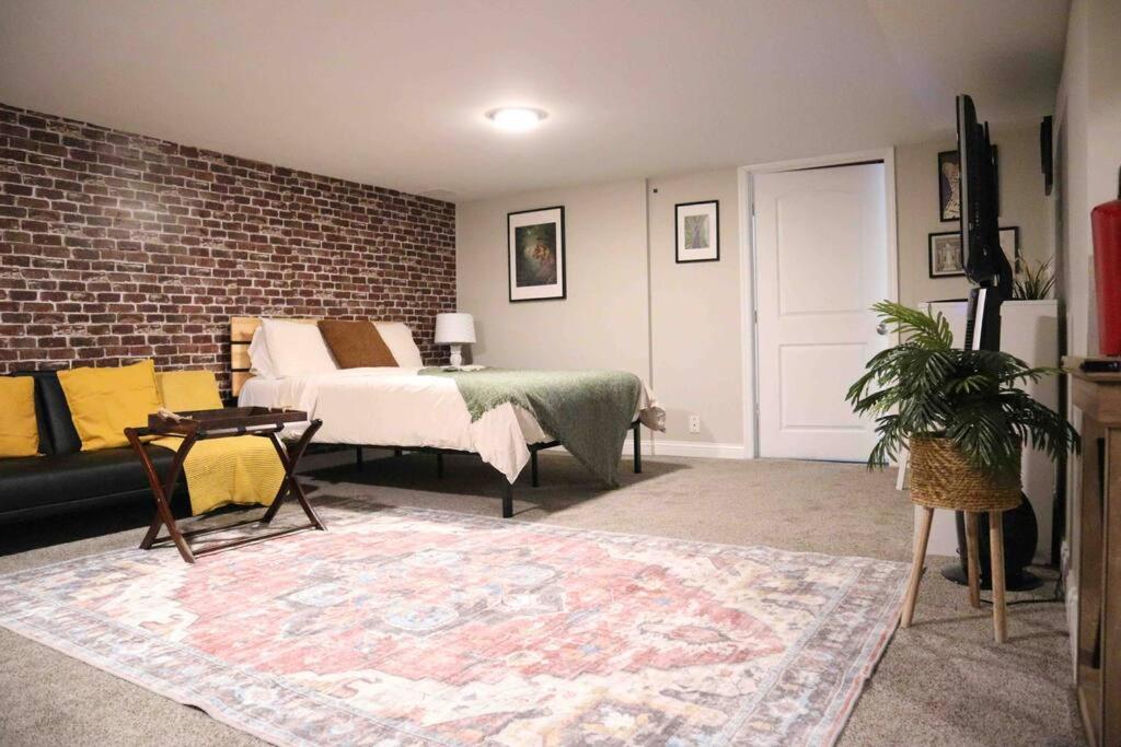 B&B Dent - Modern Industrial 1BR W/ Gym, Work Desk and More! - Bed and Breakfast Dent