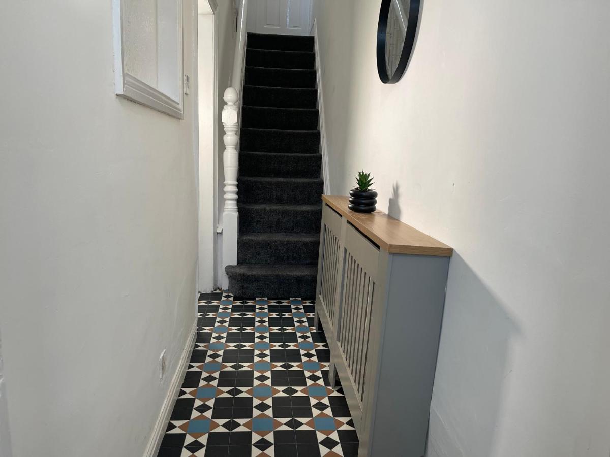 Entire Modern Home Middlesbrough - Bed and Breakfast