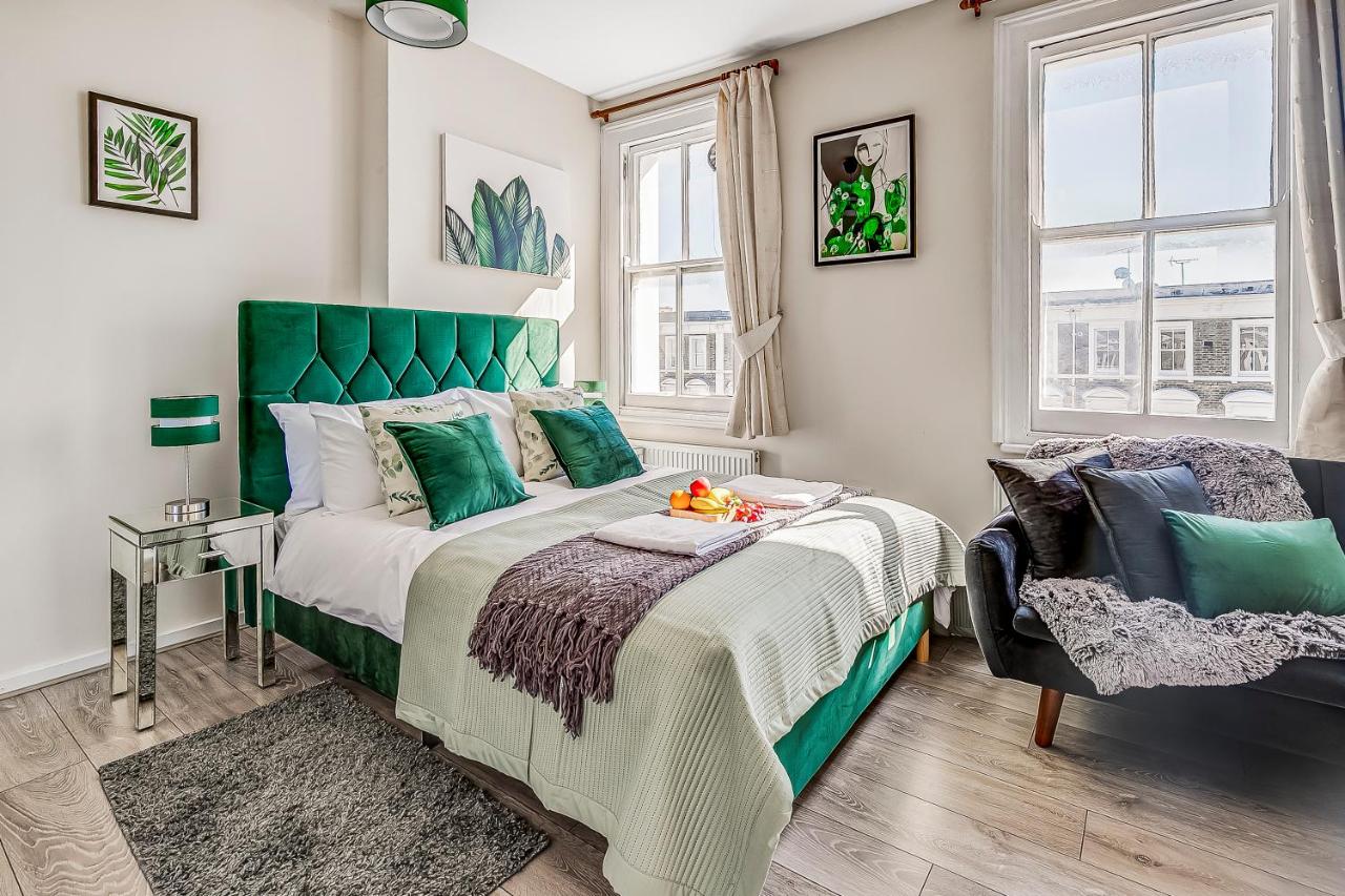 B&B London - Exquisite Emerald Studio, Sleeps 3, 2mins to nearest tube! - Bed and Breakfast London