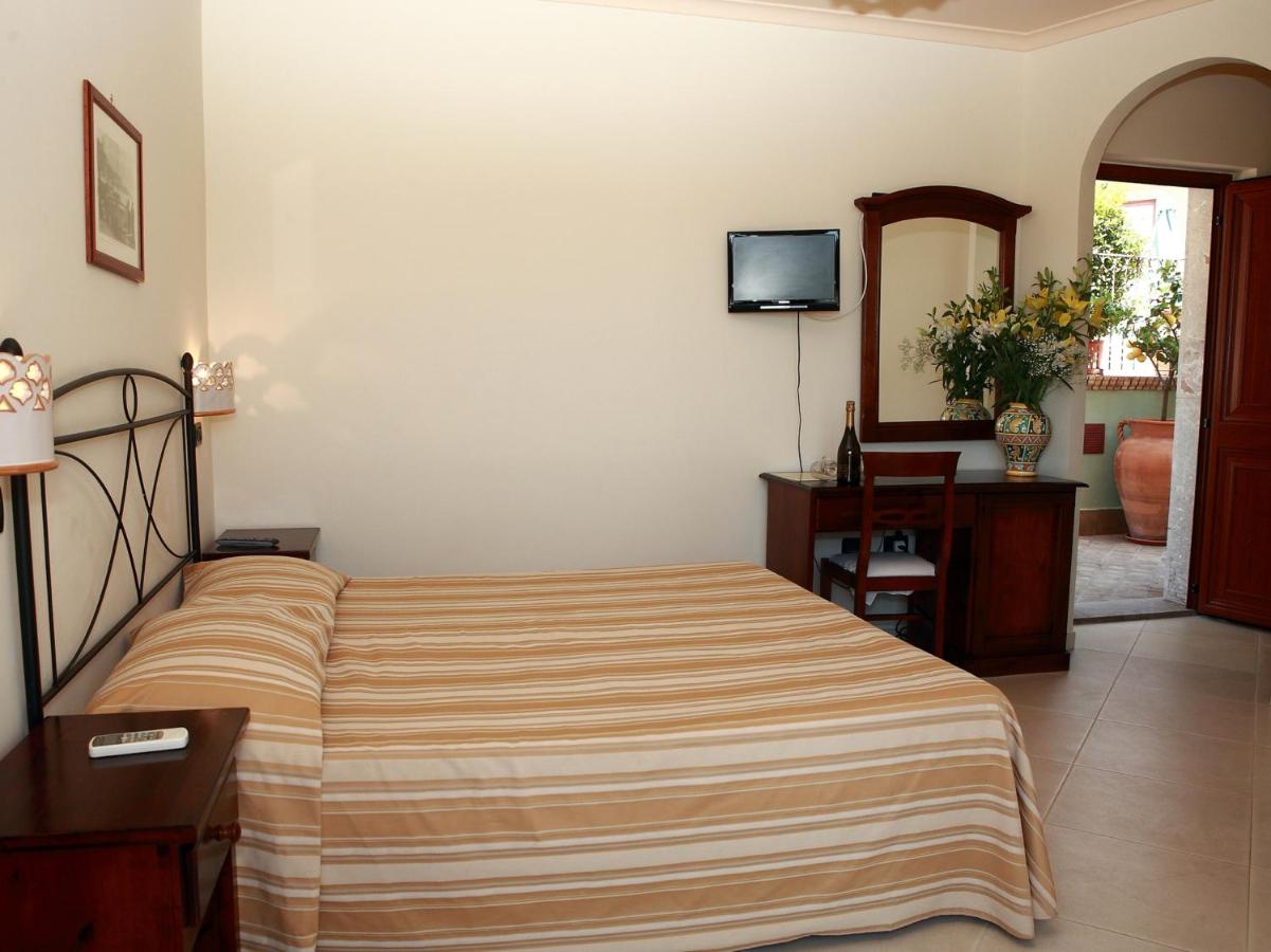Doppel-/Zweibettzimmer mit Balkon