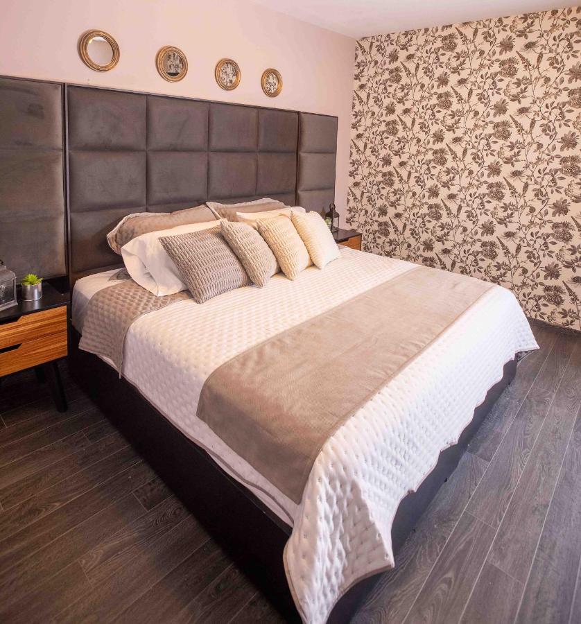 Chambre Lit Queen-Size avec Salle de Bains Commune 